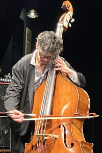 ダブルベースを弾く坂田慶治