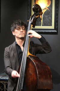 ダブルベースを弾く坂田慶治