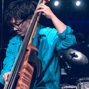 ダブルベースを弾く坂田慶治